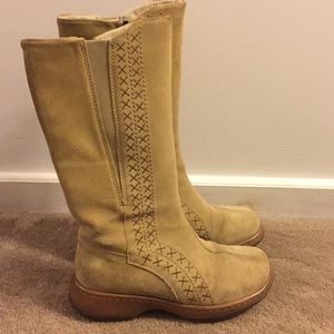 Dansko tan boots with brown sole and detail sz.37
